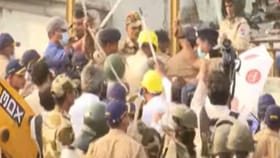 वांद्र्यात बुलडोझर कारवाई, दगडफेक, पोलिसांचा लठीचार्ज, धरपकड.