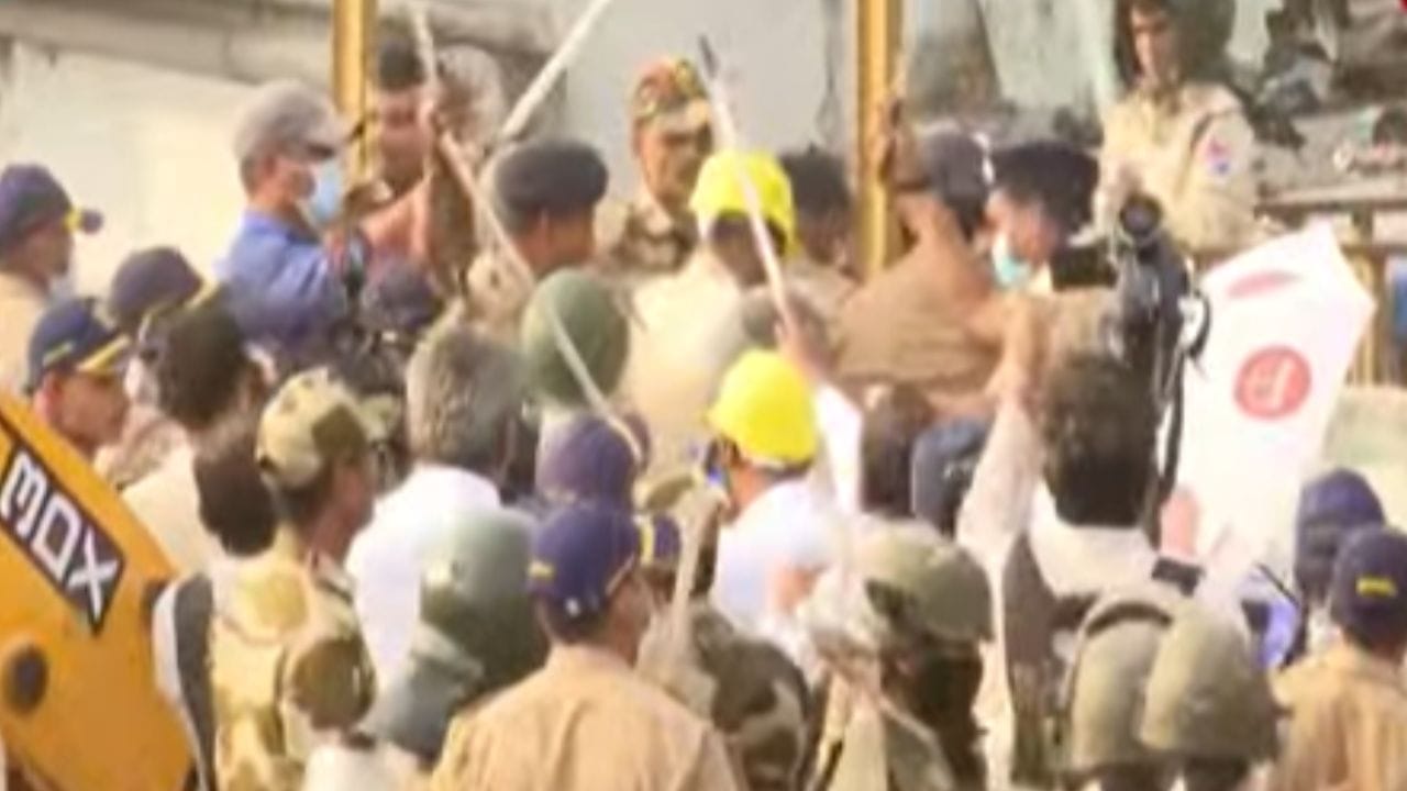 वांद्र्यात बुलडोझर कारवाई, दगडफेक, पोलिसांचा लठीचार्ज, धरपकड वांद्र्यात बुलडोझर कारवाई, दगडफेक, पोलिसांचा लठीचार्ज, धरपकड