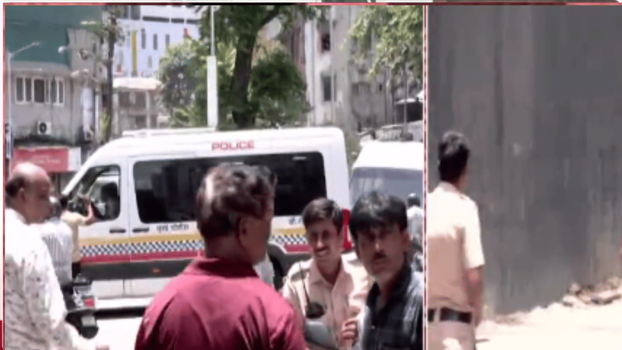 Mumbai Latest News | मुंबईत खळबळ, वर्दळीच्या ठिकाणी आढळली बेवारस बॅग Mumbai Latest News | मुंबईत खळबळ, वर्दळीच्या ठिकाणी आढळली बेवारस बॅग