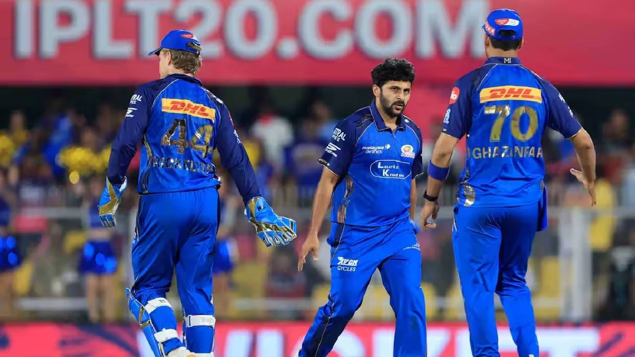 मुंबई इंडियन्सचा सध्याचा फॉर्म पाहता सहा पैकी सहा सामने जिंकणं कठीण आहे. पण पाच सामने जिंकले तरी जर तर वर गणित सुटू शकतं. पण यासाठी मुंबई इंडियन्सला नेट रनरेट सुधारावा लागेल. कारण दोन संघांचे 14 गुण झाले तर शेवट नेट रनरेटवरच पुढचं गणित असेल. (Photo: IPL/BCCI)