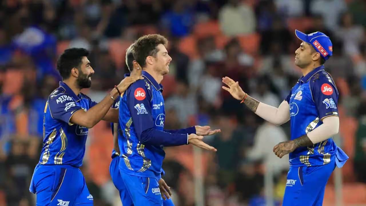 मुंबई इंडियन्सला अजूनही प्लेऑफची संधी आहे. कारण दोन विजयानंतर खात्यात 4 गुण आहेत. प्लेऑफचं गणित सोडवण्यासाठी हातात सहा सामने शिल्लक आहेत. पण सहा सामन्यात विजय मिळवणं भाग आहे. तर आणि तरच 16 गुणांचं गणित सुटू शकते. कारण प्लेऑफसठी 16 गुण मानक मानला गेला आहे. (Photo: IPL/BCCI)