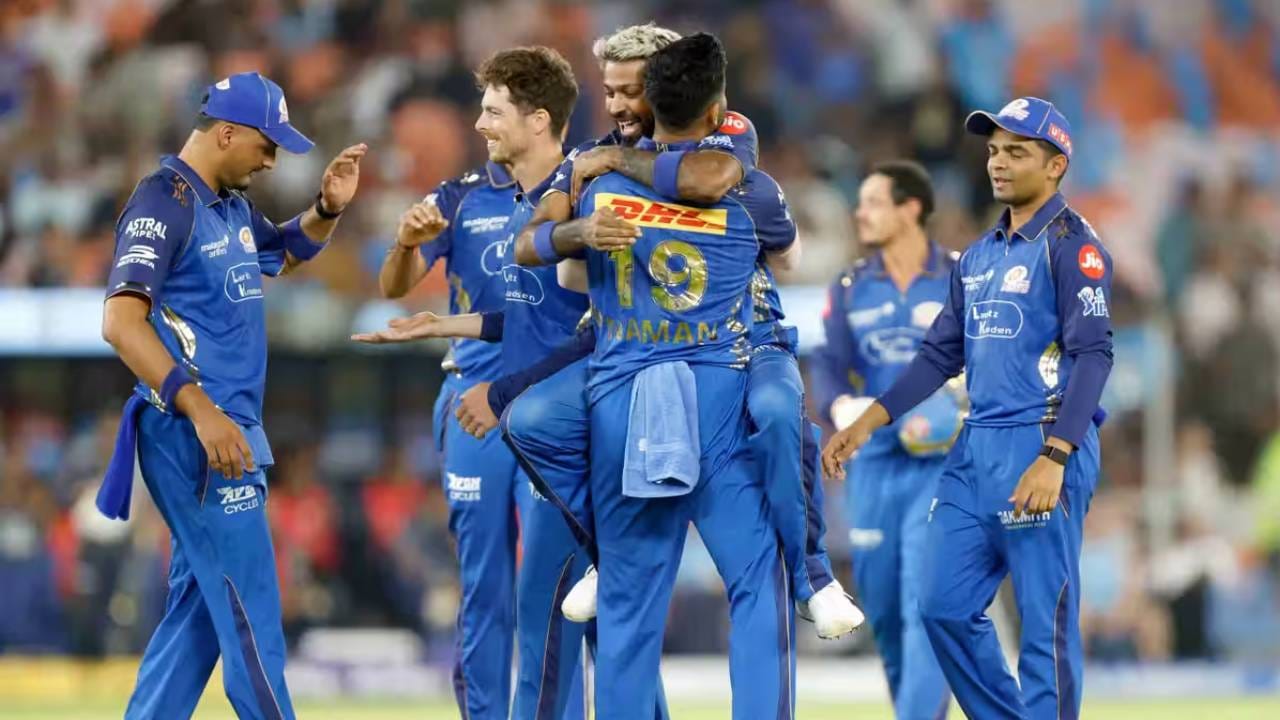 मुंबई इंडियन्सने आतापर्यंत 14 पैकी 8 सामने खेळले आहेत. त्यापैकी फक्त दोन सामन्यात विजय मिळवला आहे. तर सहा सामन्यात पराभवाचं तोंड पाहिलं आहे. त्यामुळे आता उर्वरित सहा सामन्यात प्लेऑफचं गणित सुटणार का? असा प्रश्न आहे. (Photo: IPL/BCCI)