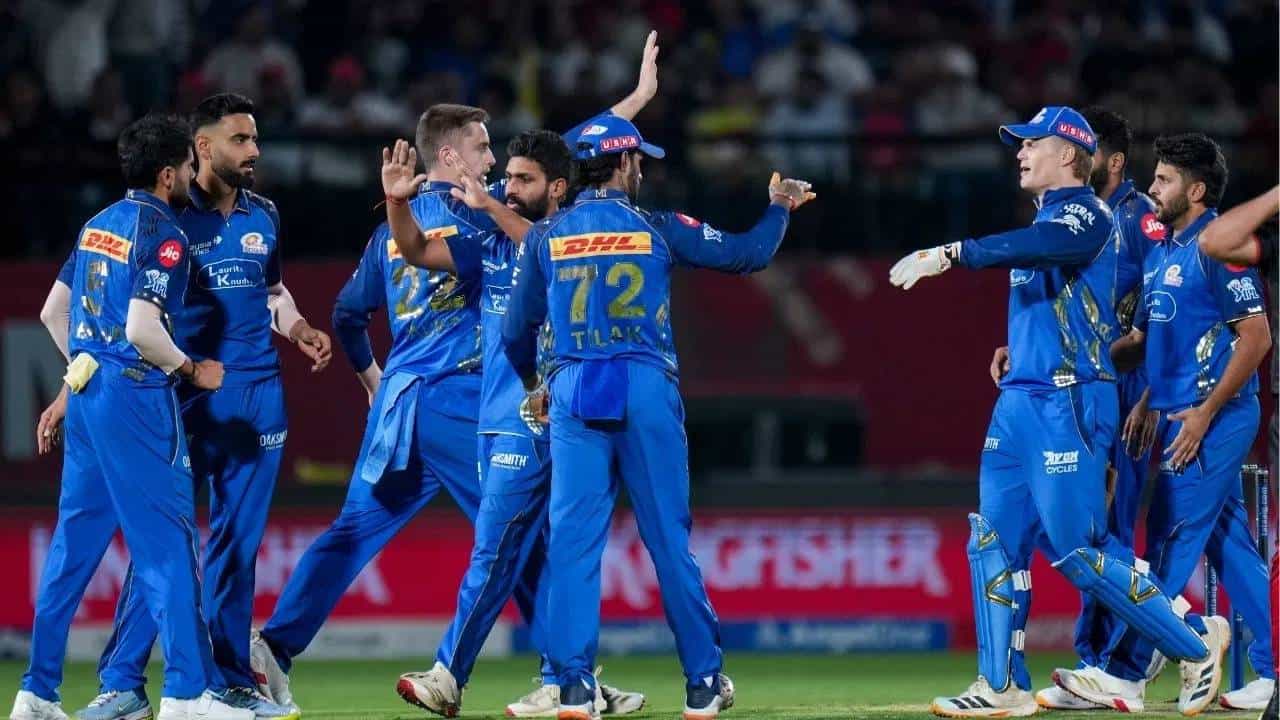 आयपीएल स्पर्धेत पाचवेळा जेतेपद पटकावणाऱ्या मुंबई इंडियन्स संघाची यंदाच्या पर्वात निराशाजनक कामगिरी आहे. मुंबई इंडियन्स स्पर्धेतील आव्हान संपुष्टात आलं आहे. असं असताना मुंबई इंडियन्स संघाने संघात दोन बदल केले आहेत. दुखापतीमुळे क्विंटन डिकॉक आणि राज अंगद बावा हे खेळाडू संघातून आऊट झाले आहेत. त्यांच्याऐवजी संघात दोन खेळाडू सहभागी केले आहेत. (PHOTO CREDIT- PTI)