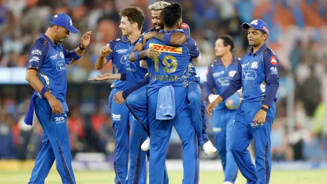 मुंबई इंडियन्सने अल्लाह गझनफर आणि मयंक मार्कंडे यांच्या फिरकी गोलंदाजांना वारंवार बदललं आहे. शरफेन रदरफोर्ड, रॉबिन मिन्झ आणि मयंक रावत यांसारख्या युवा खेळाडूंनाही वापरण्याचा प्रयत्न करत आहेत. या सततत्या बदलामुळे मुंबई इंडियन्समध्ये आत्मविश्वासाची उणीव भासत आहे. पराभवामुळे ही बाब अधोरेखित होत आहे. (Photo: IPL/BCCI)
