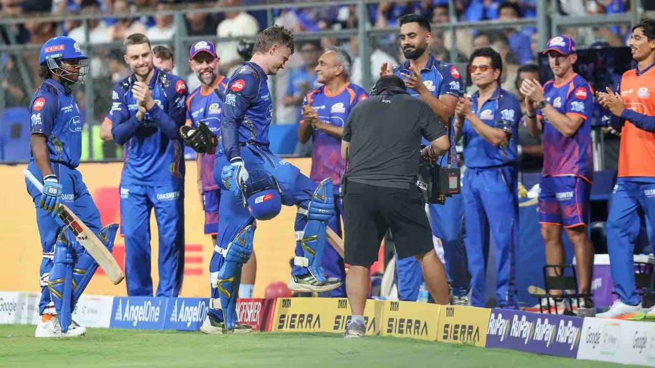 स्पर्धेत विजयी गाडी रुळावर ठेवण्यासाठी एक स्थिर प्लेइंग 11 ची आवश्यकता असते. पण मुंबईचा संघ प्रत्येक सामन्यात एक दोन बदल करत आहे. सलामीच्या फलंदाजीपासून फिनिशर्सपर्यंत काही ना काही बदल केलेला आहे. आतापर्यत मुंबई इंडियन्स पाच वेगवेगळ्या सलामीच्या जोड्या मैदानात उतरवल्या आहेत. (Photo: IPL/BCCI)
