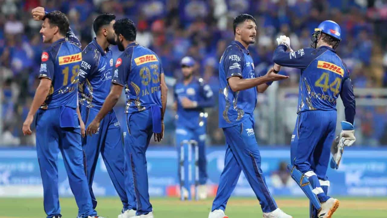आयपीएल 2026 स्पर्धेत मुंबई इंडियन्सची पुरती वाट लागली आहे. सद्यस्थितीत प्लेऑफमध्ये जागा मिळवणंही कठीण झालं आहे. असं असताना आतापर्यंत खेळलेल्या 8 पैकी फक्त 2 सामन्यात विजय मिळवता आला आहे. तर विजय मिळावा यासाठी 22 खेळाडूंना संधी दिली. असं करत मुंबईने या पर्वात एक आश्चर्यकारक विक्रम नोंदवला आहे. (Photo: IPL/BCCI)