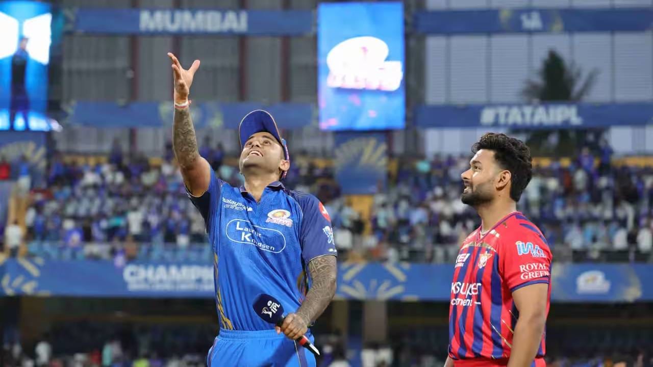मुंबई इंडियन्सने सलग तीन सामन्यांमध्ये तीन वेगवेगळे कर्णधार मैदानात उतरवले आहेत. आयपीएलच्या इतिहासात एकाच हंगामात सलग तीन सामन्यांमध्ये तीन वेगवेगळे कर्णधार मैदानात उतरवण्याची ही केवळ दुसरी वेळ आहे. (Photo: IPL/BCCI)