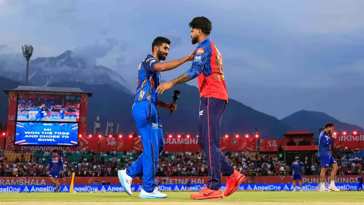 मुंबई इंडियन्सचा आरसीबीविरुद्ध सामना 10 मे रोजी झाला. त्या सामन्यात हार्दिकच्या जागी सूर्यकुमार यादवने संघाचे नेतृत्व केले. त्यानंतर 14 मे रोजी पंजाब किंग्सविरुद्ध जसप्रीत बुमराहने कर्णधारपदाची सूत्रे हाती घेतली. पण आता हार्दिक पांड्याने पुनरागमन केले आहे. (Photo: IPL/BCCI)