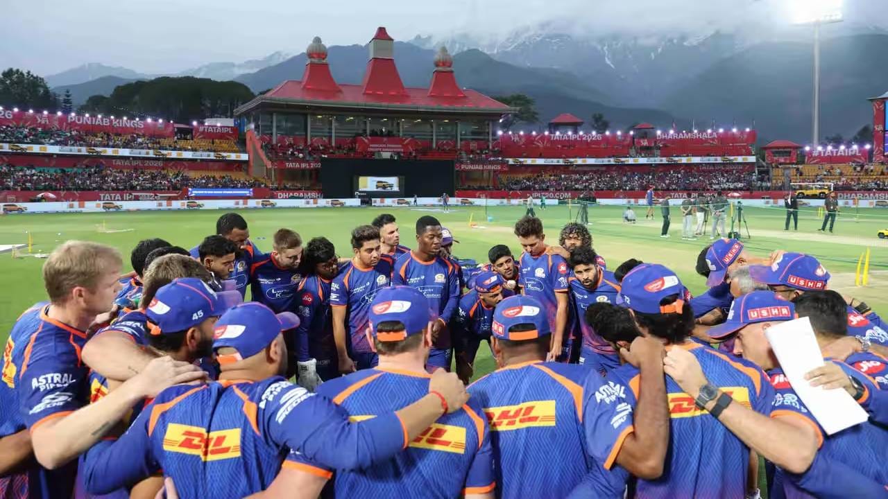 दुसऱ्या क्रमांकावर पाच वेळा विजेतेपद पटकावलेला मुंबई इंडियन्स संघ आहे. मुंबई इंडियन्स आतापर्यंत सहा वेळा आयपीएलच्या अंतिम फेरीत पोहोचला आहे. मुंबई इंडियन्सने सहा अंतिम सामन्यांपैकी पाच सामन्यात विजय मिळवला आहे. (Photo: IPL/BCCI)