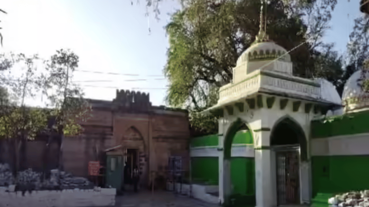 मोठी बातमी! ही मशीद नाही मंदिरच! 800 वर्षांपासून सुरु असलेल्या वादावर, उच्च न्यायालयाचा ऐतिहासिक निकाल मोठी बातमी! ही मशीद नाही मंदिरच! 800 वर्षांपासून सुरु असलेल्या वादावर, उच्च न्यायालयाचा ऐतिहासिक निकाल