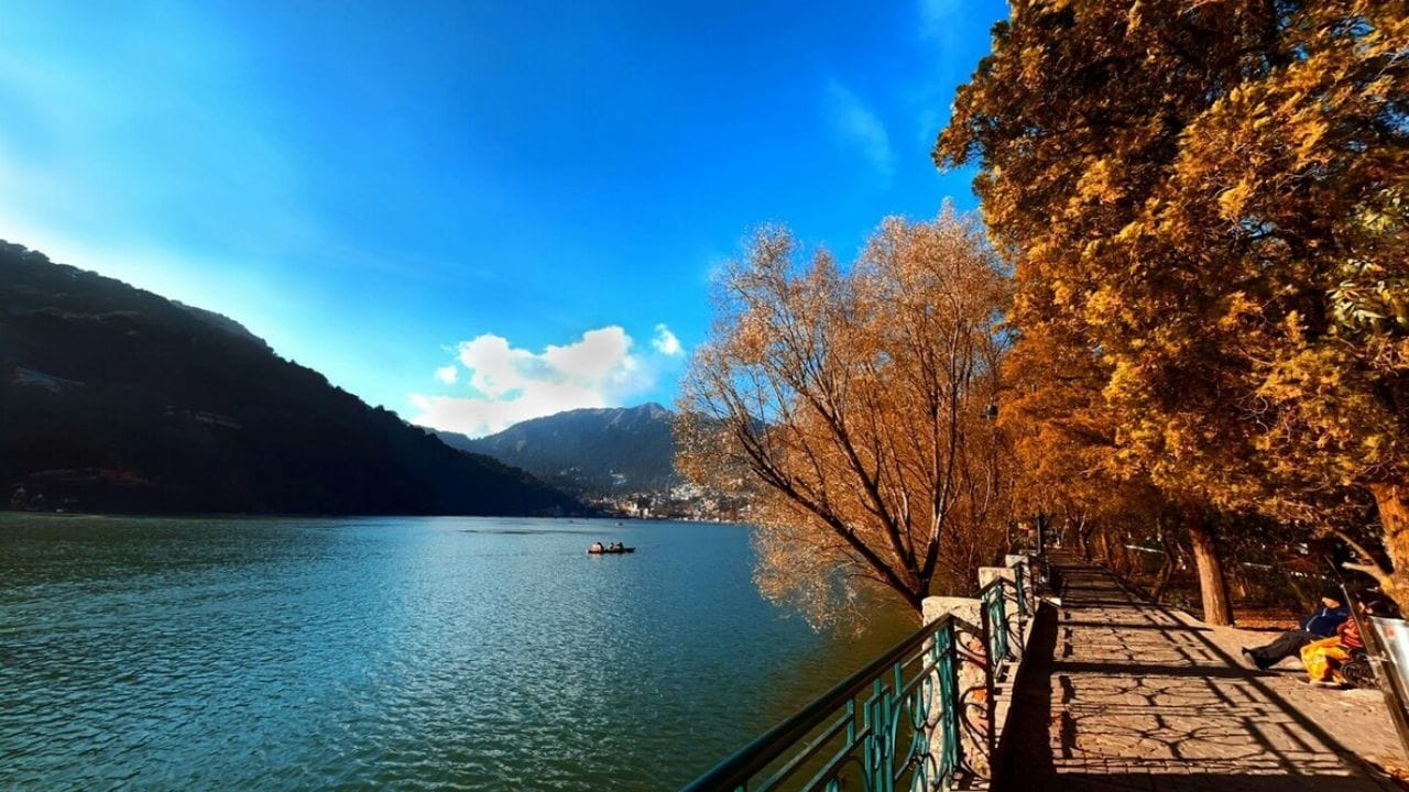 उत्तराखंडचे नैनीताल - नैनीताल दीर्घकाळापासून फॅमिली ट्रिपसाठी लोकांचे आवडते ठिकाण आहे. येथे बोटिंग, रोपवे आणि बाजार फिरण्याचा आनंद वेगळाच आहे. येथे तुम्ही रिलॅक्सेशन आणि एडवेंचर दोन्हीचा आनंद लुटू शकता.