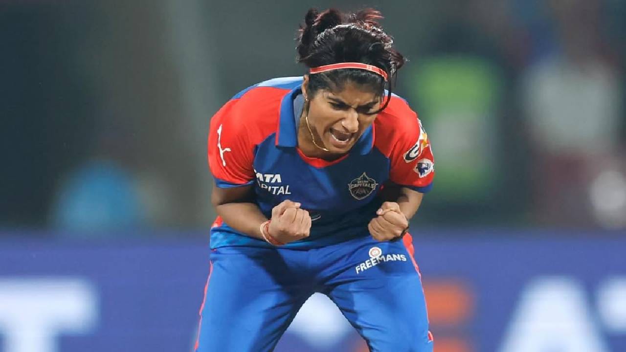वुमन्स टी20 वर्ल्डकप स्पर्धेत वेगवान गोलंदाज नंदिनी शर्माची निवड केली आहे. नंदिनी अद्याप एकही आंतरराष्ट्रीय सामना खेळलेला नाही. त्यामुळे तिची निवड झाल्याने आश्चर्य वाटणं सहाजिकच आहे. पण ही निवड वुमन्स प्रीमियर स्पर्धेतील कामगिरीच्या जोरावर झाली आहे. (Photo: nandnisharma Instagram)