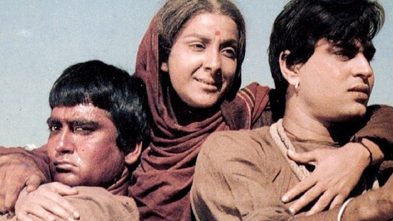 1948 मध्ये अंदाज या चित्रपटाच्या सेटवर त्यांची भेट राज कपूर यांच्याशी झाली. त्या आधीच मोठ्या स्टार होत्या तर राज कपूर आपल्या करिअरच्या उंचीवर पोहोचण्याचा प्रयत्न करत होते. दोघांमध्ये जवळीक वाढली आणि जवळपास 9 वर्षे त्यांचे नाते टिकले. 