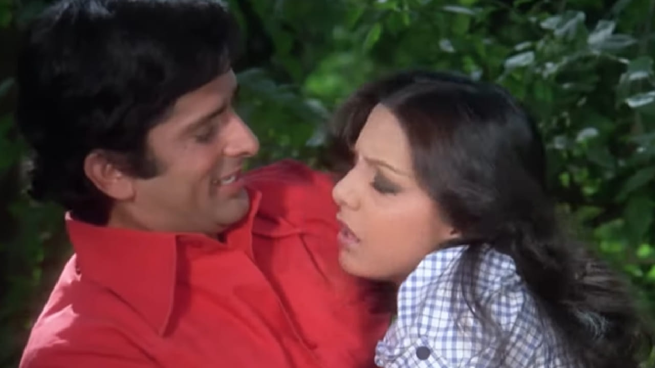 या चित्रपटातील ‘कह दूं तुम्हें या चुप रहूं’ हे गाणे त्या काळात प्रचंड लोकप्रिय झाले होते. आजही हे गाणे प्रेक्षक मोठ्या आवडीने ऐकतात. गाण्यातील नीतू कपूर आणि शशी कपूर यांची रोमँटिक केमिस्ट्री विशेष चर्चेत राहिली होती. चित्रपटालाही बॉक्स ऑफिसवर मोठे यश मिळाले होते.