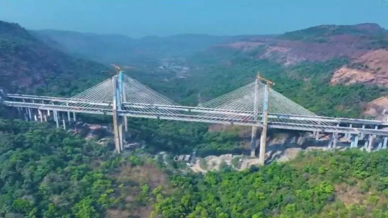 Mumbai – Pune | आता मुंबई-पुणे प्रवास सुसाट! अर्ध्या तासाची बचत, आज होणार मिसिंग लिंक रोड खुला