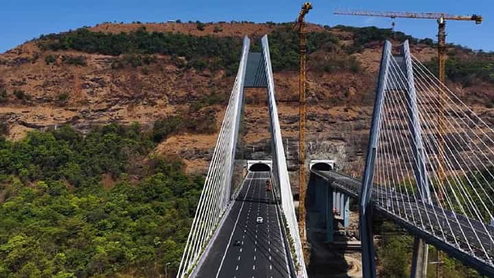 180 फूट उंचीवर रीलबाजी! पुणे-मुंबई मिसिंग लिंक प्रकल्पात सुरक्षेचा बोजवारा? व्हिडीओ व्हायरल 180 फूट उंचीवर रीलबाजी! पुणे-मुंबई मिसिंग लिंक प्रकल्पात सुरक्षेचा बोजवारा? व्हिडीओ व्हायरल