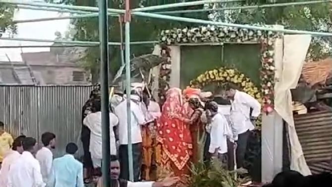वाऱ्याने मंडप उडून गेला,स्वयंपाक भिजला, तरीही भर पावसात शुभमंगल सावधान