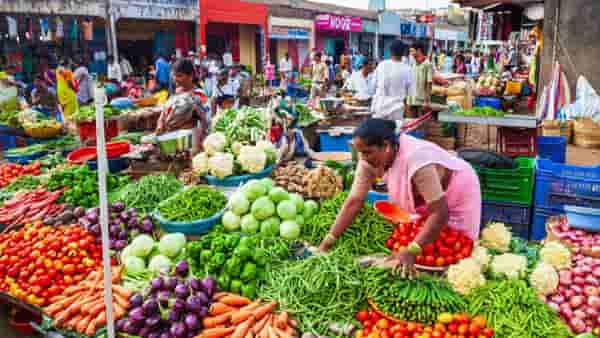 War Effect on India | महागाईचा भडका! गृहिणींचं बजेट कोलमडलं; टोमॅटो, मिरची, बीन्सचे दर थेट गगनाला भिडले…..