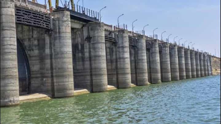 Jayakwadi Dam | मराठवाड्यात पाणीटंचाईची भीती, जायकवाडीतील पाणी झपाट्याने घटलं, केवळ इतका पाणीसाठा शिल्लक Jayakwadi Dam | मराठवाड्यात पाणीटंचाईची भीती, जायकवाडीतील पाणी झपाट्याने घटलं, केवळ इतका पाणीसाठा शिल्लक