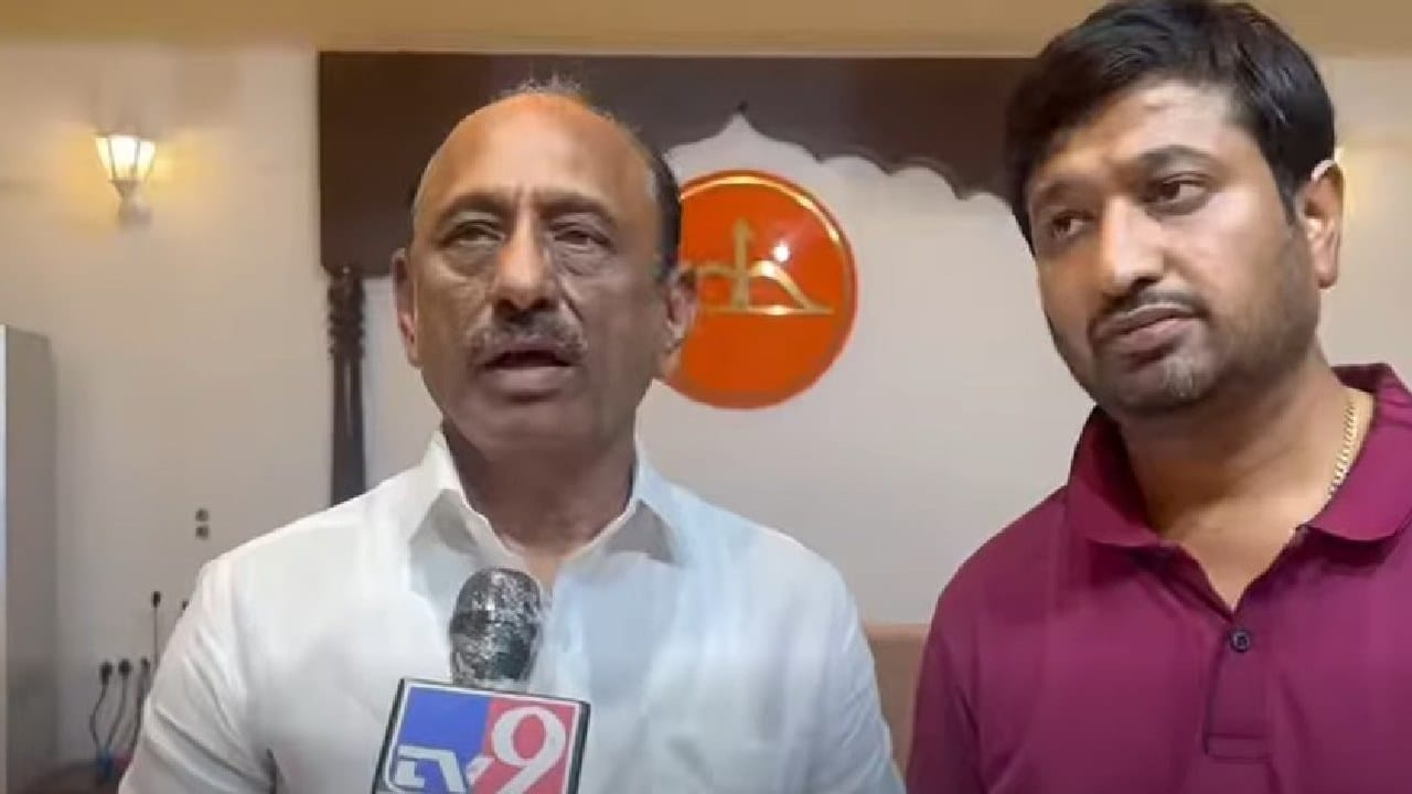 अमरावती विधानपरिषदेवरुन शिवसेना आणि भाजपात रस्सीखेच, बाजोरिया यांची मुलासाठीही फिल्डींग अमरावती विधानपरिषदेवरुन शिवसेना आणि भाजपात रस्सीखेच, बाजोरिया यांची मुलासाठीही फिल्डींग