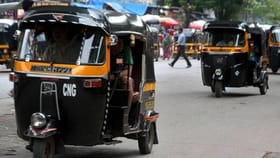 RTO अधिकारी उतरले रस्त्यावर! रिक्षाचालकांना थेट मराठीत प्रश्न...