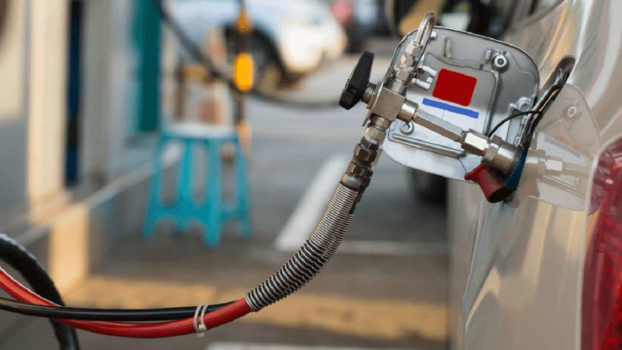 CNG Price News | 12 दिवसांत चौथ्यांदा CNG महागलं! इंधन दरवाढीने सर्वसामान्यांचे कंबरडंच मोडलं, CNG चे आजचे दर काय? CNG Price News | 12 दिवसांत चौथ्यांदा CNG महागलं! इंधन दरवाढीने सर्वसामान्यांचे कंबरडंच मोडलं, CNG चे आजचे दर काय?