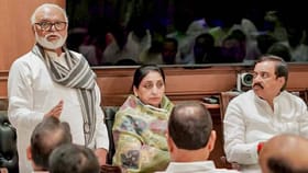 लवकर आटपा बोलणं झोंबलं... भुजबळ- तटकरेंची सुनेत्रा वहिनींसमोरच जुंपली.