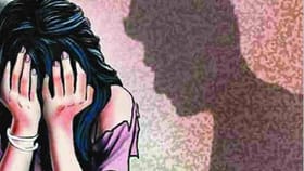 प्रदर्शनाच्या बहाण्याने विद्यार्थिनीला नेलं अन्...! शिक्षकाचा घृणास्पद