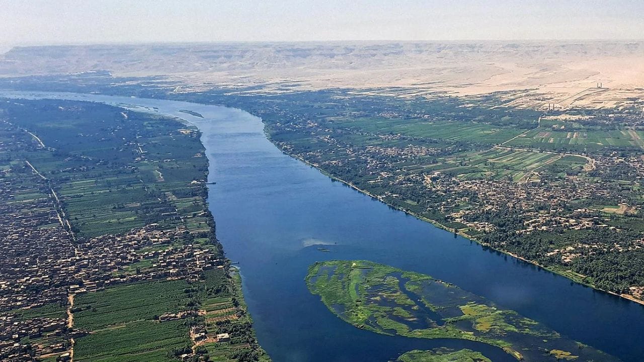 नाईल नदीची लांबी किती? : नाईल नदीची एकूण लांबी सुमारे 6,650 किलोमीटर (4,130 मैल) आहे. ही नदी मुख्यतः व्हाईट नाईल आणि ब्लू नाईल या दोन प्रमुख प्रवाहांनी बनलेली आहे.