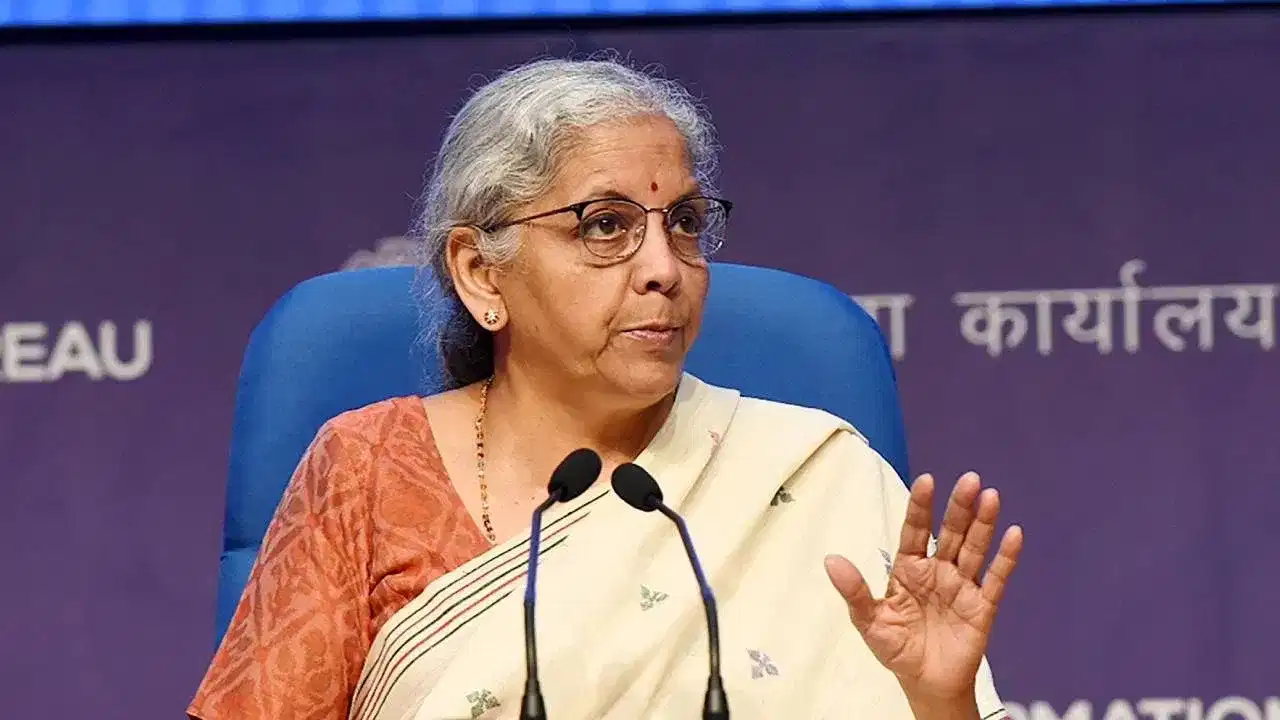 सरकारला 1 लाख कोटींचा तोटा, इंधन दरवाढीवर निर्मला सीतारामन यांचे मोठे विधान