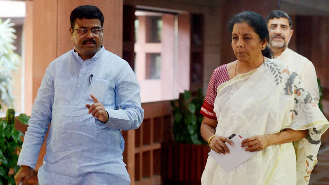 CBSE ची पेमेंट गेटवे प्रणाली बळकट होणार, 4 बँका मदत करणार; धर्मेंद्र प्रधान यांची अर्थमंत्री सीतारामन यांच्याशी चर्चा