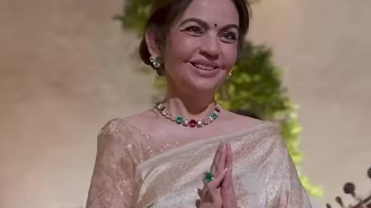 याशिवाय त्यांच्या दागिन्यांनीही सर्वांचे लक्ष वेधून घेतले. त्यांनी ‘रत्ना रिविएर’ नावाचा खास नेकलेस परिधान केला होता. हा नेकपीस विशेष त्यांच्या आवडीनुसार तयार करण्यात आला असून त्यामध्ये बर्मी रुबी, कोलंबियन एमराल्ड, व्हाईट डायमंड आणि यलो डायमंड्सचा वापर करण्यात आला आहे. या दागिन्यामुळे त्यांचा संपूर्ण लूक अधिक आकर्षक आणि आलिशान दिसत होता.