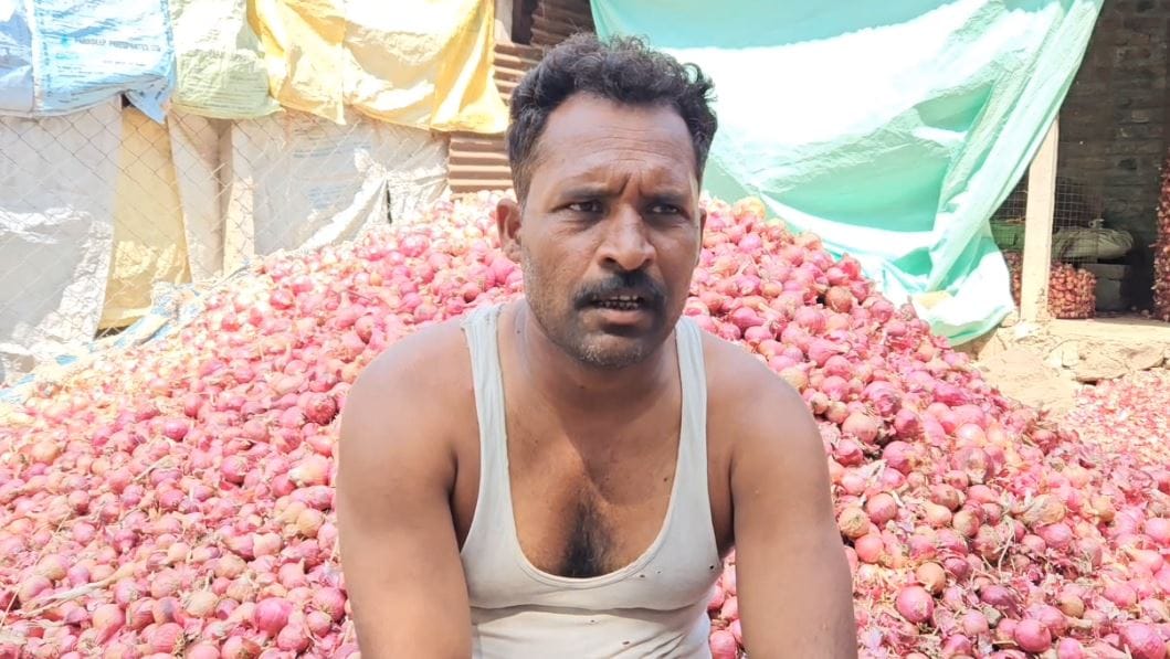 छत्रपती संभाजीनगरात तर एक विचित्र आणि संतापजनक प्रकार घडला आहे. शेतकऱ्याने एक तब्बल एक टन कांदा विकला तरीदेखील त्याच्या खिशात एकही रुपया आला नाही. उलट त्यालाच खिशातून व्यापाऱ्याला एक रुपया द्यावा लागला आहे. 