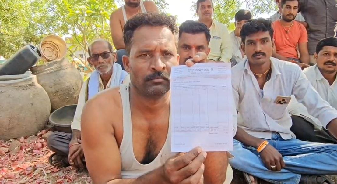 तोलाई, भराई, हमाली याचा एकूण 1 हजार 263 रुपये खर्च शेतकऱ्याच्या माथी मारण्यात आला. त्यामुळे या शेतकऱ्याने तब्बल एक टन कांदा विकूनही त्याच्या खिशात तर एकही रुपया आला नाही. उलट त्याच शेतकऱ्याला खिशातून व्यापाऱ्याला एख रुपया द्यावा लागला.