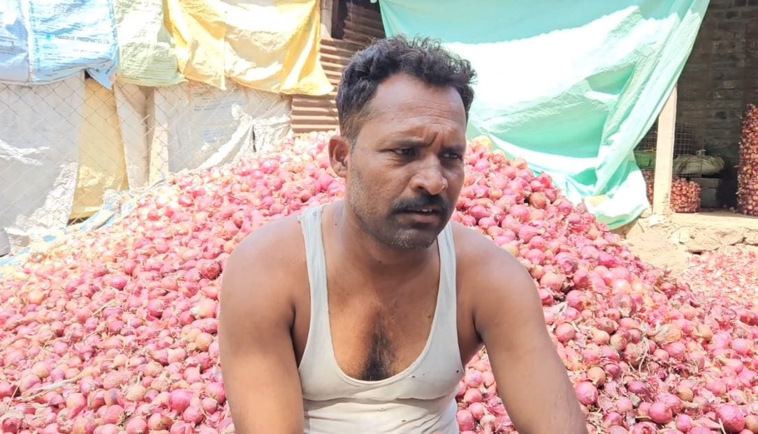 या शेतकऱ्याने एकूण चार एकर शेतीवर कांद्याची लागवड केली होती. त्यासाठी त्याला अडीच ते तीन लाख रुपयांचा खर्च आला होता. 