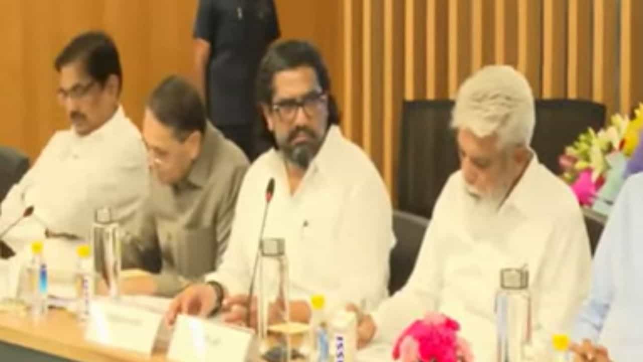 कांदा प्रश्नावर 45 मिनिटे चर्चा, अमित शहांसोबत खलबत... दिल्लीत काय घडलं?