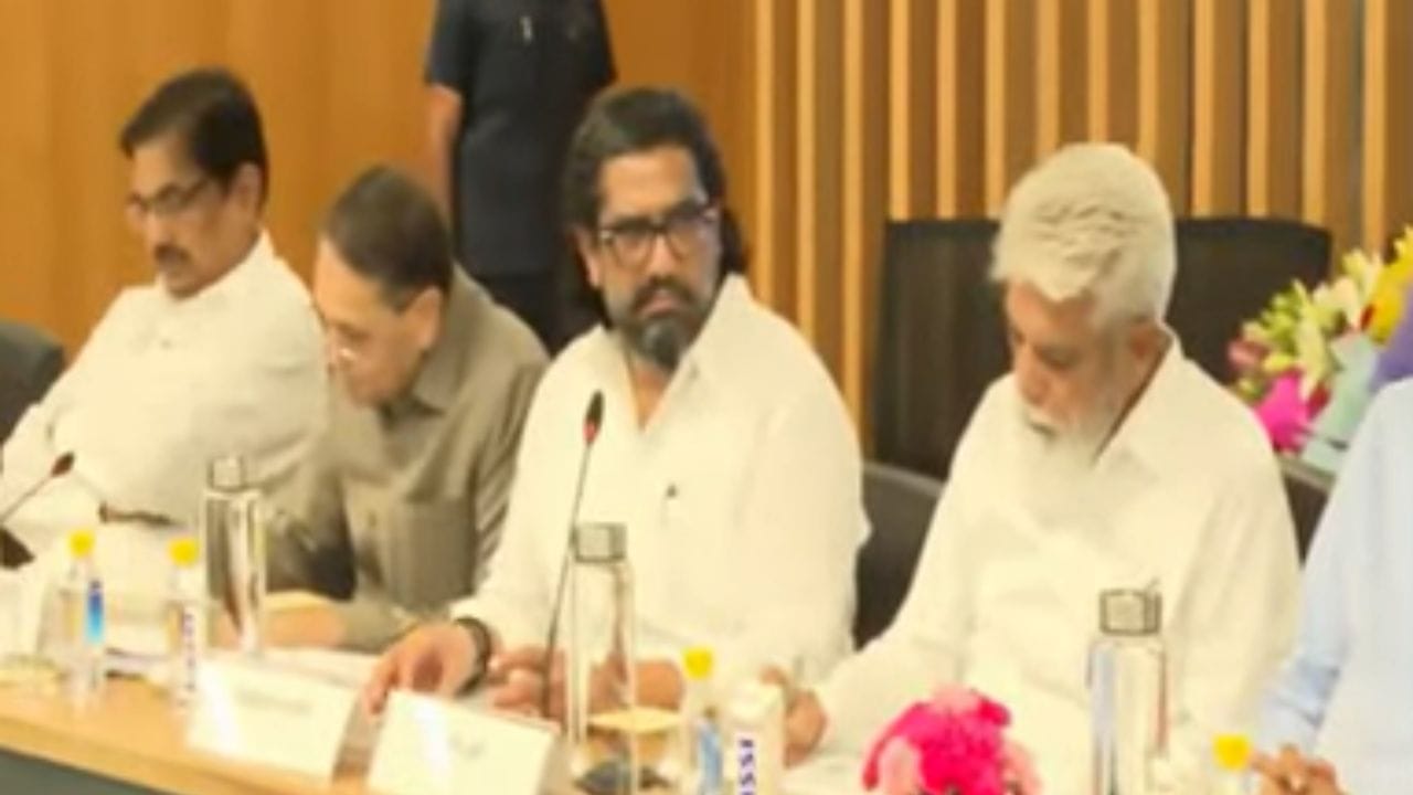 कांदा प्रश्नावर 45 मिनिटे चर्चा, अमित शहांसोबत खलबत... दिल्लीत काय घडलं? कांदा प्रश्नावर 45 मिनिटे चर्चा, अमित शहांसोबत खलबत... दिल्लीत काय घडलं?
