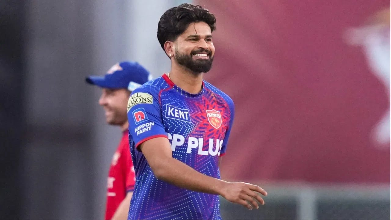 तसेच श्रेयसने सचिनला पछाडण्यासह वीरेंद्र सेहवाग आणि डेव्हिड वॉर्नर  या दोघांची बरोबरी केली आहे. वॉर्नर आणि सेहवाग या दोघांनी प्रत्येकी 8-8 वेळा सामनावीर होण्याचा बहुमान मिळवला होता. (Photo Credit: PTI)