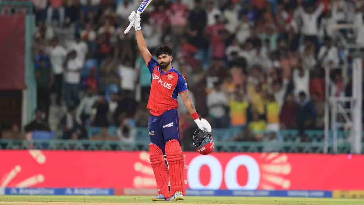 आयपीएल स्पर्धेच्या इतिहासात आतापर्यंत 124 शतके झळकावली गेली आहेत. या दरम्यान 11 कर्णधारांनी शतकी खेळी केली आहे. या 11 जणांमध्ये मधल्या फळीत फलंदाजी करणाऱ्या कर्णधार श्रेयस अय्यरने शतक वेगळं ठरलं आहे. (Photo: IPL/BCCI)