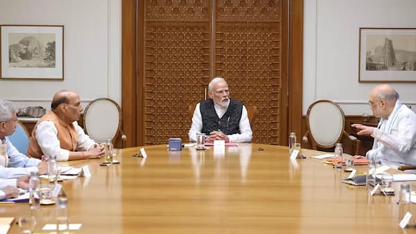 पंतप्रधान नरेंद्र मोदी यांनी घेतली सूत्रे हातात, एलपीजीच्या संकटात मंत्र्यांना अत्यंत मोठ्या सूचना, आता..