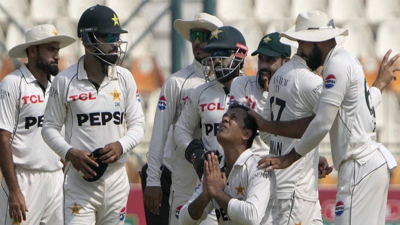 बांगलादेशने कसोटी सामन्याच्या पहिल्या दिवशी 4 गडी गमवून 301 धावा केल्या आहेत. यात नजमुल हसन शांतोने 130 चेंडूत 101 धावा, तर मोमिनुल हकने 91 धावांची खेळी केली. तर मुश्तफिकुर रहीम नाबाद 48 धावांवर राहिला. (Photo: PTI)