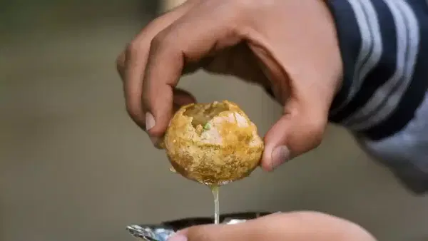 चमचमीत, तिखट-आंबट पाणीपुरी पाहिल्यावर तोंडाला पाणी सुटणार नाही असा माणूस शोधून सापडणार नाही. पण जेव्हा वजन कमी करायला सुरुवात करतो, तेव्हा सर्वात आधी आपल्याला आपल्या आवडीच्या पदार्थांपासून लांब राहावे लागते.