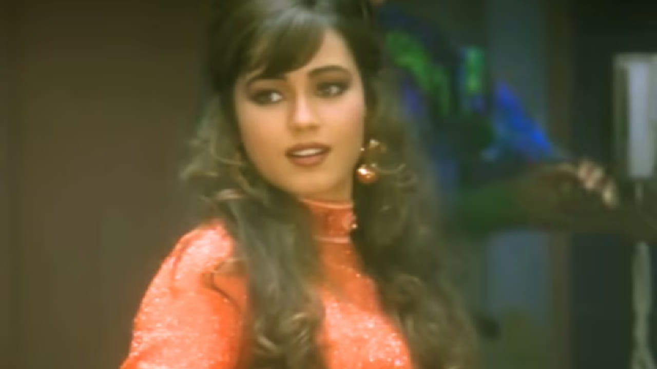 ‘परदेस’ चित्रपटातील ‘Meri Mehbooba’ हे गाणे आजही चाहत्यांच्या मनात तितकेच लोकप्रिय आहे. 'जरा तस्वीर से तू निकल के सामने आ, मेरी मेहबूबा…' हे बोल ऐकताच 90च्या दशकातील आठवणी ताज्या होतात. या गाण्याला कुमार सानू आणि अलका याज्ञनिक यांनी आपल्या सुरेल आवाजाने सजवले होते. 
