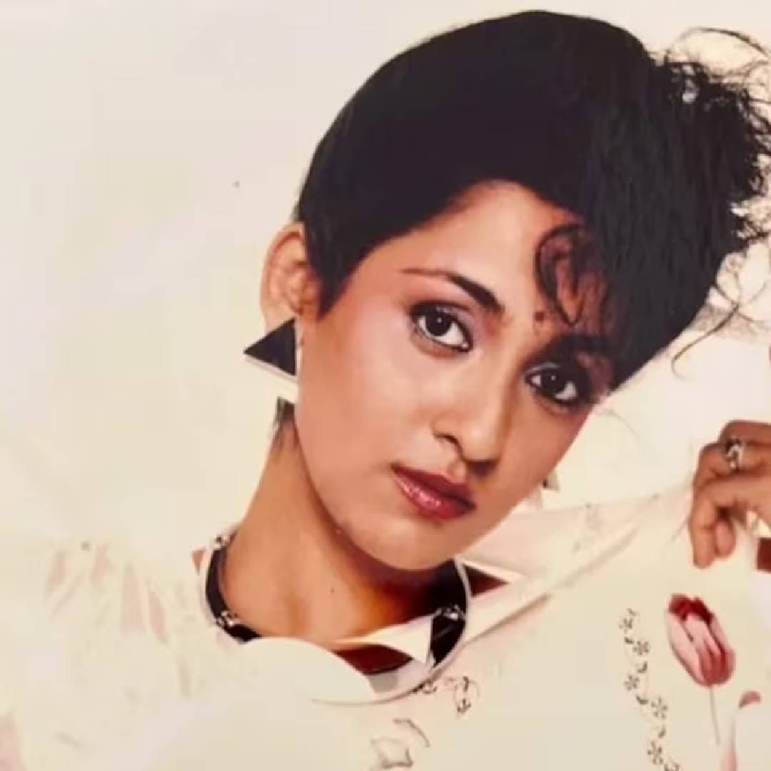 अभिनेते परेश रावल यांच्या पत्नीने ऐंशीच्या दशकात बॉलिवूडमध्ये अक्षरश: धुमाकूळ घातला होता. करिअरमध्ये त्यांनी प्रत्येक प्रकारच्या भूमिका साकारल्या होत्या. कॉमेडीमध्ये तर त्यांचा हातखंडा आहे. पण सौंदर्याच्या बाबतीतही त्यांनी त्यांच्या काळातील आघाडीच्या अभिनेत्रींना टक्कर दिली होती.