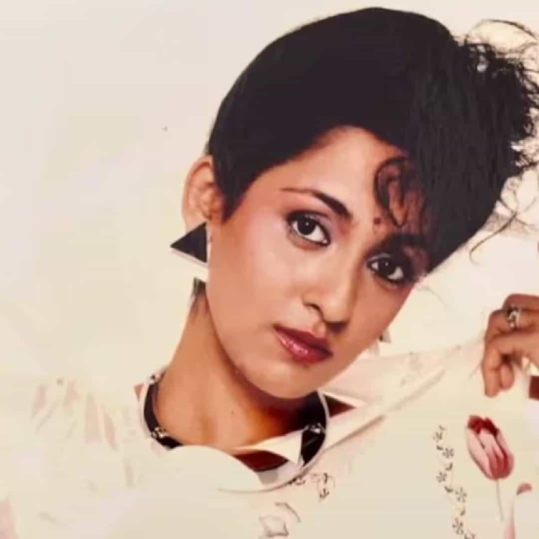 अभिनेते परेश रावल यांच्या पत्नीने ऐंशीच्या दशकात बॉलिवूडमध्ये अक्षरश: धुमाकूळ घातला होता. करिअरमध्ये त्यांनी प्रत्येक प्रकारच्या भूमिका साकारल्या होत्या. कॉमेडीमध्ये तर त्यांचा हातखंडा आहे. पण सौंदर्याच्या बाबतीतही त्यांनी त्यांच्या काळातील आघाडीच्या अभिनेत्रींना टक्कर दिली होती.