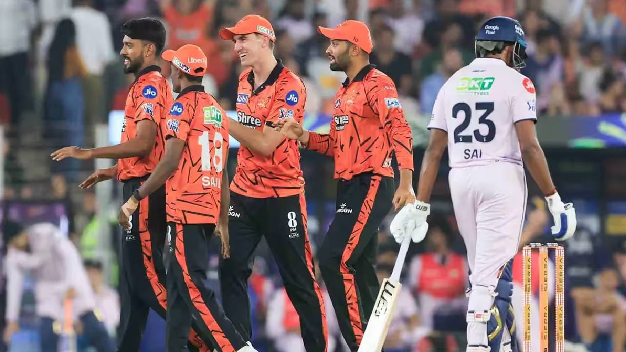 सनरायझर्स हैदराबादला प्लेऑफमध्ये जागा मिळवण्यासाठी एका विजयाची गरज आहे. तर आणि तरच 16 गुणांचं गणित सुटेल. हैदराबादचे दोन सामने शिल्लक आहेत. 18 मे रोजी चेन्नई सुपर किंग्स आणि 22 मे रोजी आरसीबीशी सामना होणार आहे. (Photo: IPL/BCCI)