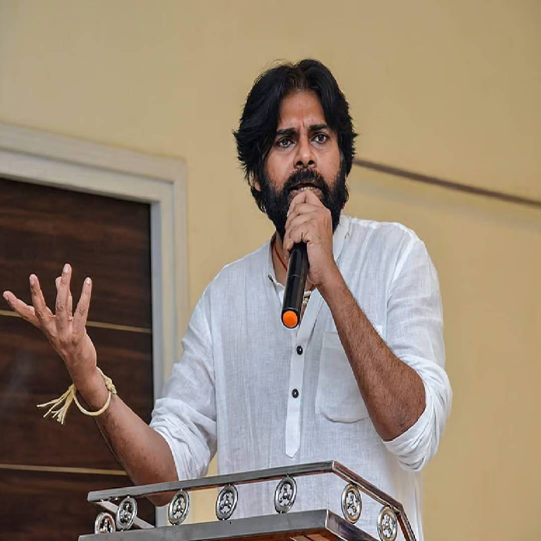 थलपती विजय यांच्याप्रमाणेच पवन कल्याण हे सुद्धा दक्षिणेकडेच्या चित्रपट सृष्टीतील एक मोठं नाव आहे.अभिनेते असलेले पवन कल्याण सध्या राजकारणात आहेत. ते आंध्र प्रदेशचे उपमुख्यमंत्री आहेत. या पवन कल्याण यांनी 2014 साली जन सेना पार्टीची स्थापना केली.
