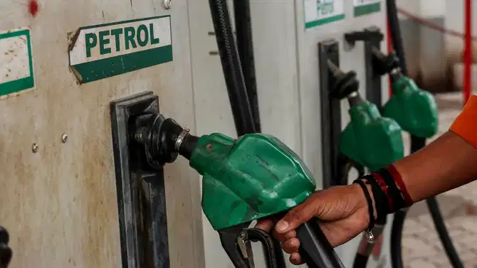 सर्वसामान्यांना मोठा दणका! LPG गॅसनंतर आता पेट्रोल-डिझेलच्या किमती वाढणार? अहवालाने खळबळ