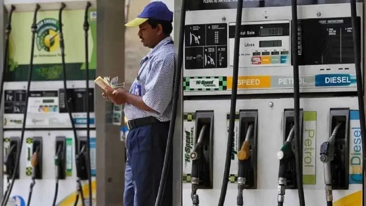 यानुसार प्रति वाहन ठराविक रकमेच्या इंधन खरेदीची मर्यादा घातली जाऊ शकते. पण हा कायमस्वरूपी नियम नसून तात्पुरती खबरदारी असते, जी सामान्य परिस्थितीत लागू होत नाही. वाहनाशिवाय वेगळे किंवा सुटे इंधन खरेदी करण्याबाबत मात्र 'पेट्रोलियम नियम २००२' नुसार कडक नियम लागू करण्यात आले आहेत.