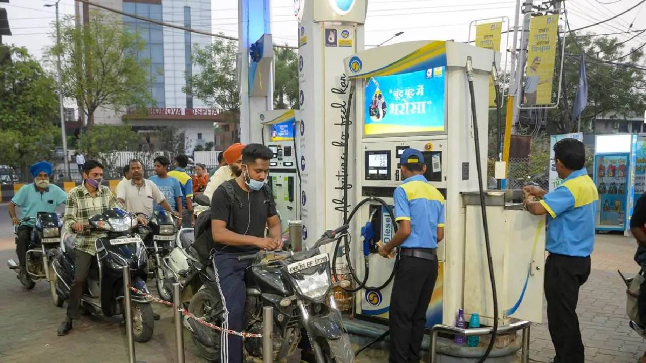 या दोन शेअरच्या मुर्दुमकीवर निफ्टी ऑईल अँड गॅस इंडेक्स हिरव्या रंगात न्हाऊन निघाला आहे. बाकी सर्व बाजाराला लाल रंगाचे वेड लागले आहे. सरकारने ऊर्जा क्षेत्राला वाचवण्यासाठी काही पावलं टाकली आहेत. सध्या देशाकडे दोन महिने पुरेल इतका इंधन साठा आहे. 